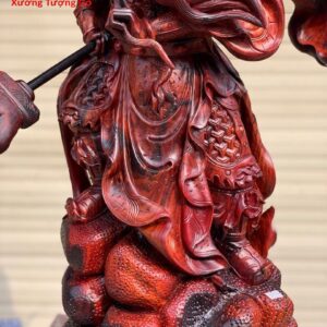 Quan Công đứng cờ gỗ trắc.