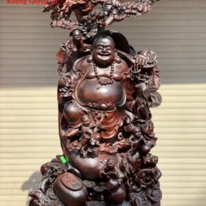 Di lặc ngũ tiểu đứng bao tiền cây tùng trắc.