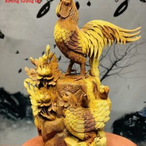 Gia đình gà gỗ hương ta ôm đá.