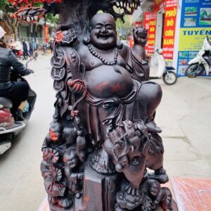 Di Lặc tam tiểu đứng gốc tùng nghê trắc.