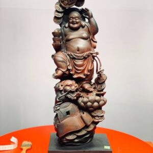 Di Lặc đứng nghê trắc.