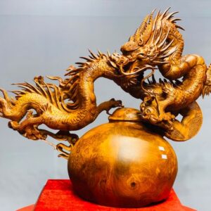 Rồng trấn chum gỗ hương ta.