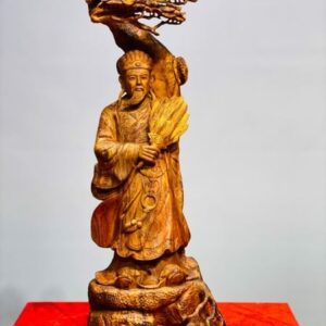 Khổng Minh đứng tùng gỗ sưa.