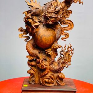 Rồng trấn ngọc gỗ sưa.