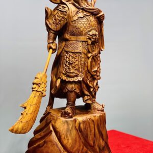 Quan Công xách đao gỗ sưa.
