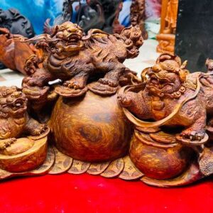Tam Nghê trấn ngọc gỗ sưa.