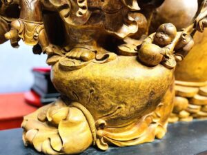 Di Lạc Vác Cành Đào Cửu Tiểu Chum Vàng Cây Tùng Gỗ Nu Hương