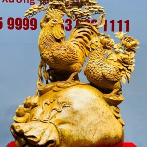 Gia Đình Gà Đứng Bao Tiền Cây Tùng Gỗ Hương