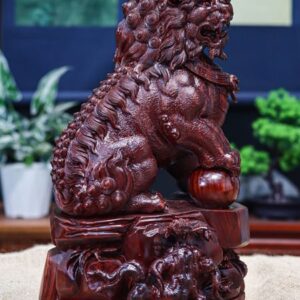 Lân sư gỗ tử đàn